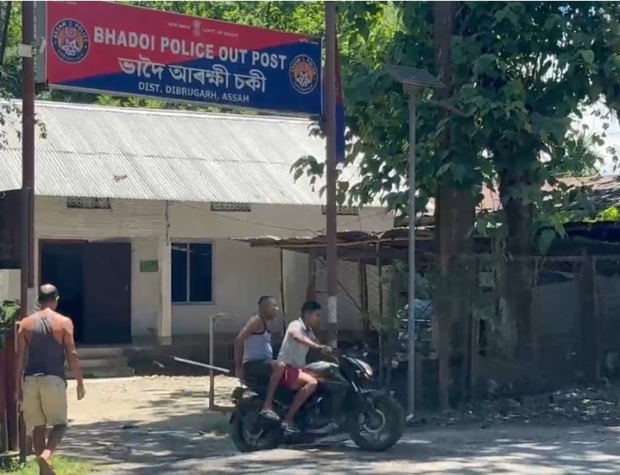 ভাদৈ আৰক্ষীৰ বেহু ভাঙি পলাল ড্ৰাগ আসক্ত যুৱক
